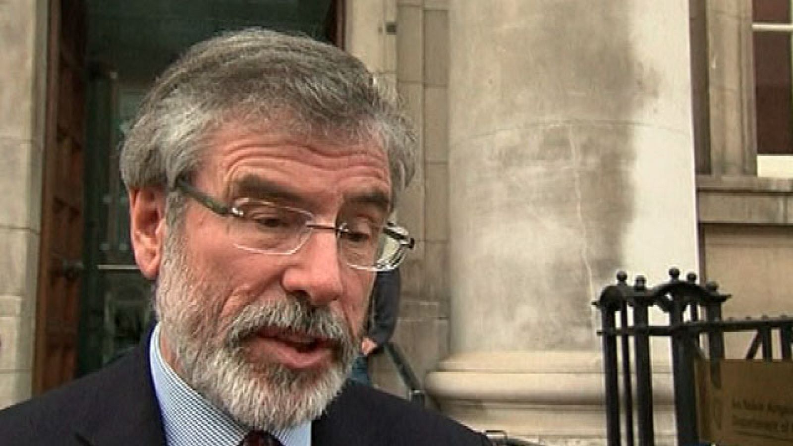 Gerry Adams saluda el anuncio de ETA