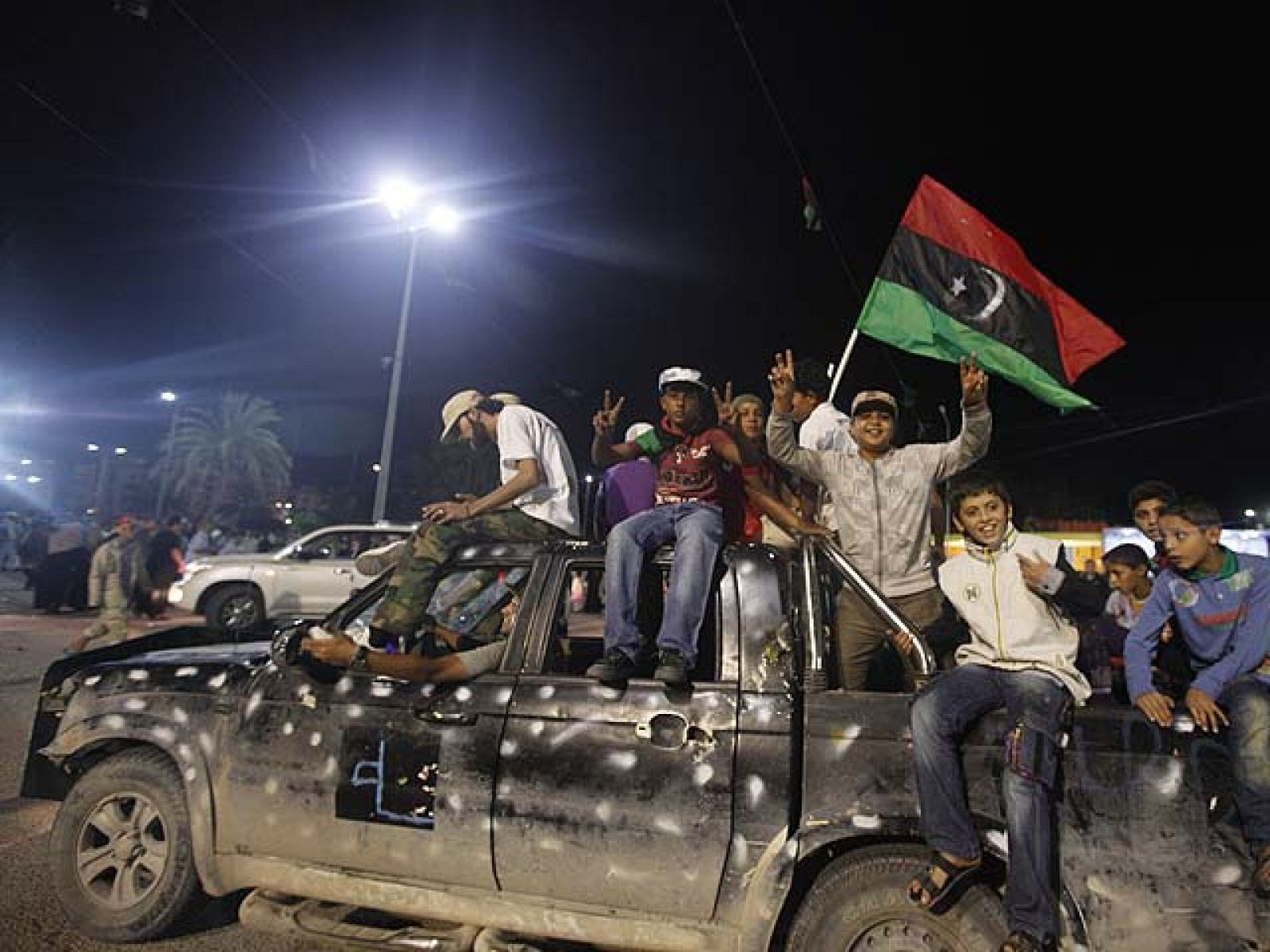 Miles de libios salen a las calles para celebrar la muerte de Gadafi | Ver