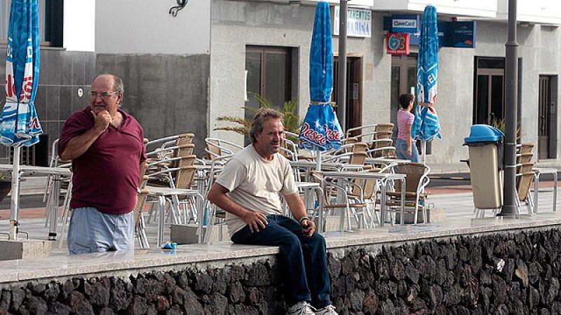  Los vecinos de La Restinga, que el pasado 11 de octubre fueron evacuados en un momento "crítico" de la crisis sismovolcánica que afecta a El Hierro, han comenzado a regresar este viernes a sus casas. 