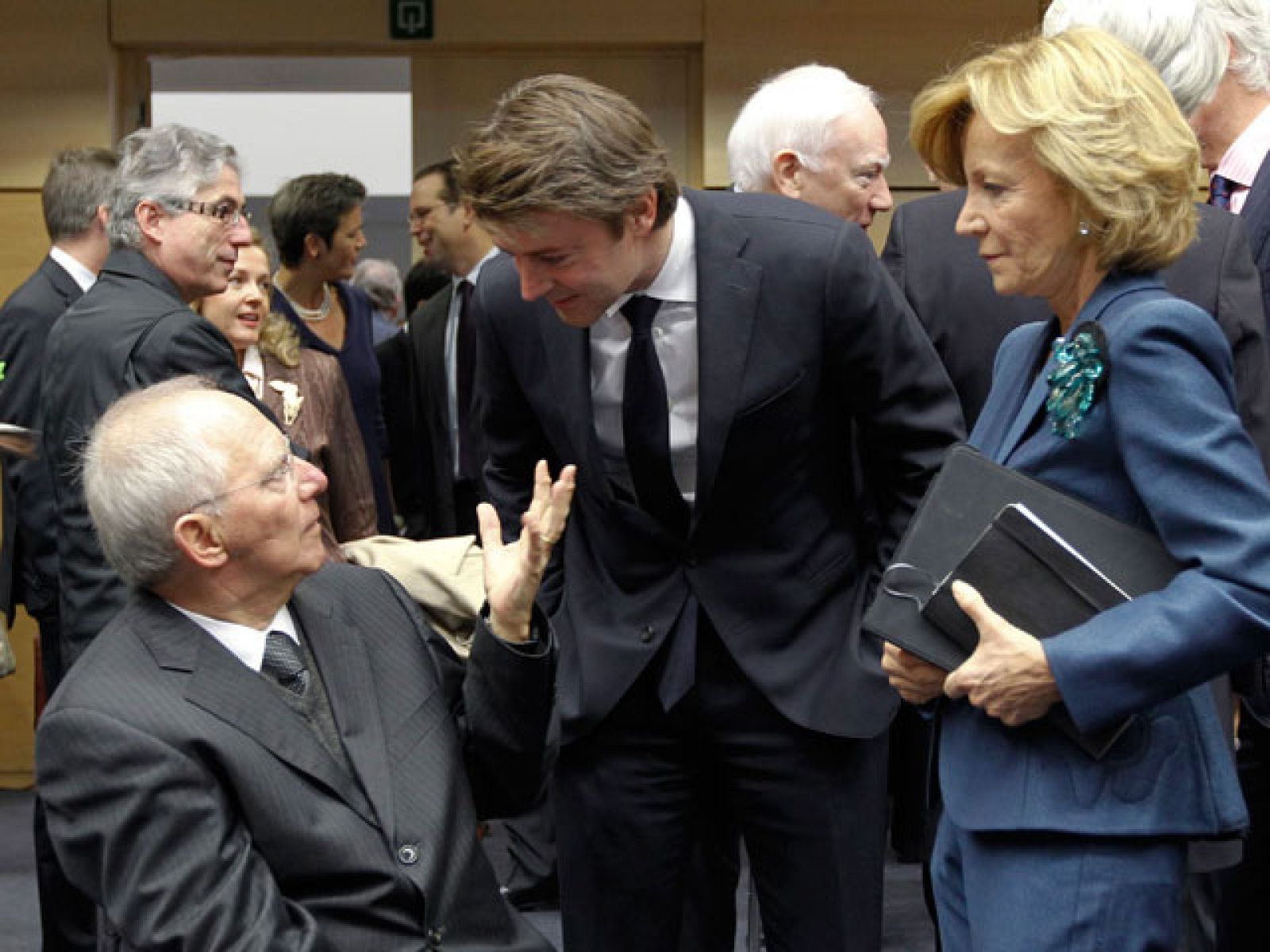 Los ministros de Finanzas de la UE analizan hoy si elevan del 5 % al 9 % el capital de máxima calidad que exigirán a la gran banca europea para evitar un colapso del sistema financiero por su exposición a la crisis de la deuda. La vicepresidenta económica del Gobierno, Elena Salgado, ha negado que se esté estudiando una rebaja de la deuda de España dentro del marco de recapitalización de la banca que negocia la Unión Europea. Asegura Salgado que No hay ninguna quita, y que eso no ha estado nunca sobre la mesa.