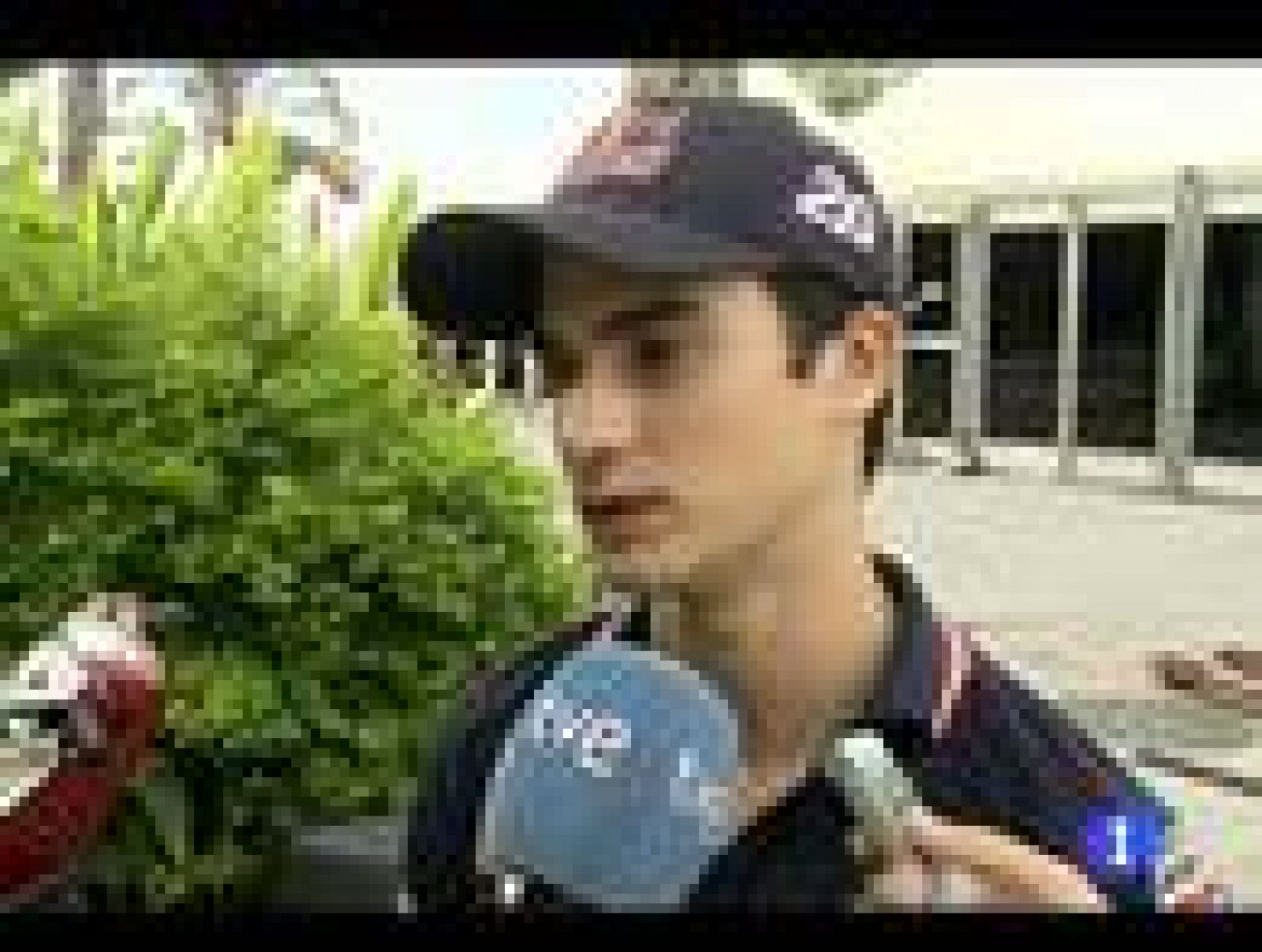 Los pilotos del campeonato del mundo de MotoGP se han unido también al dolor de la escudería de Marco Simoncelli . Toni Elías se ha referido a él "como un personaje único por su estilo". Por su parte, Dani Pedrosa cree que "que pasen estas cosas quit