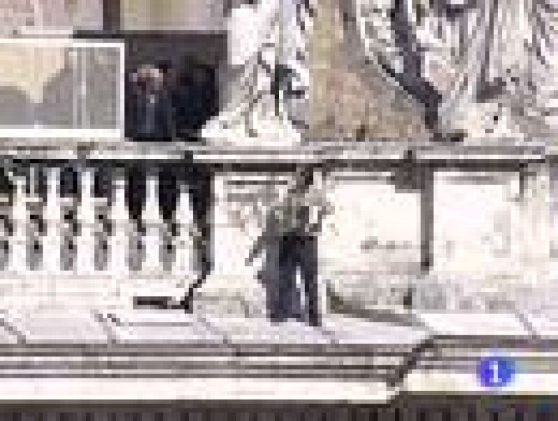 Un hombre quema una biblia en la Plaza de San Pedro en el Vaticano