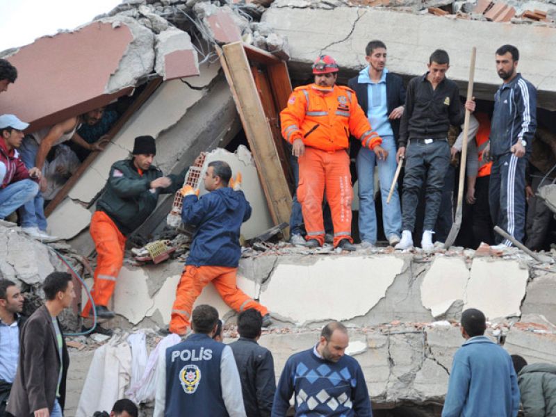 Fuerte terremoto en Turquía con más de 85 muertos