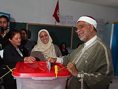Los tunecinos acuden masivamente a sus primeras elecciones democráticas