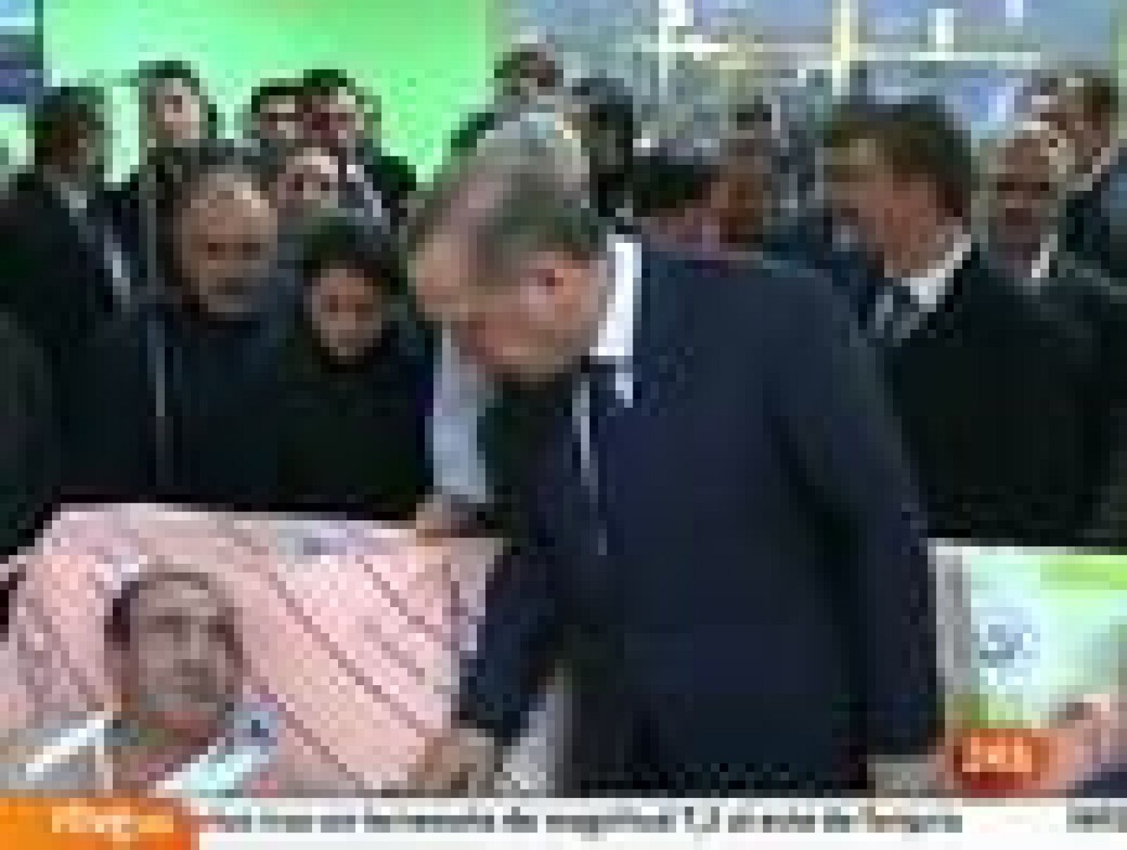 Los equipos de rescate buscan a cientos de personas atrapadas bajo los escombros en Turquía