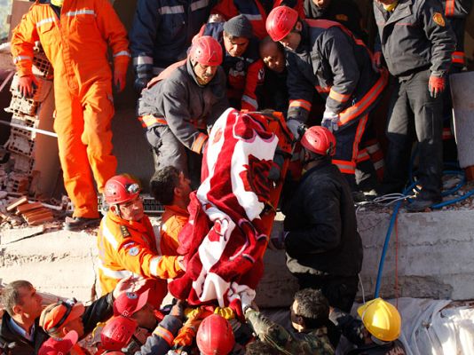 Informativo 24h - Los equipos de rescate buscan a cientos de personas atrapadas bajo los escombros en Turquía