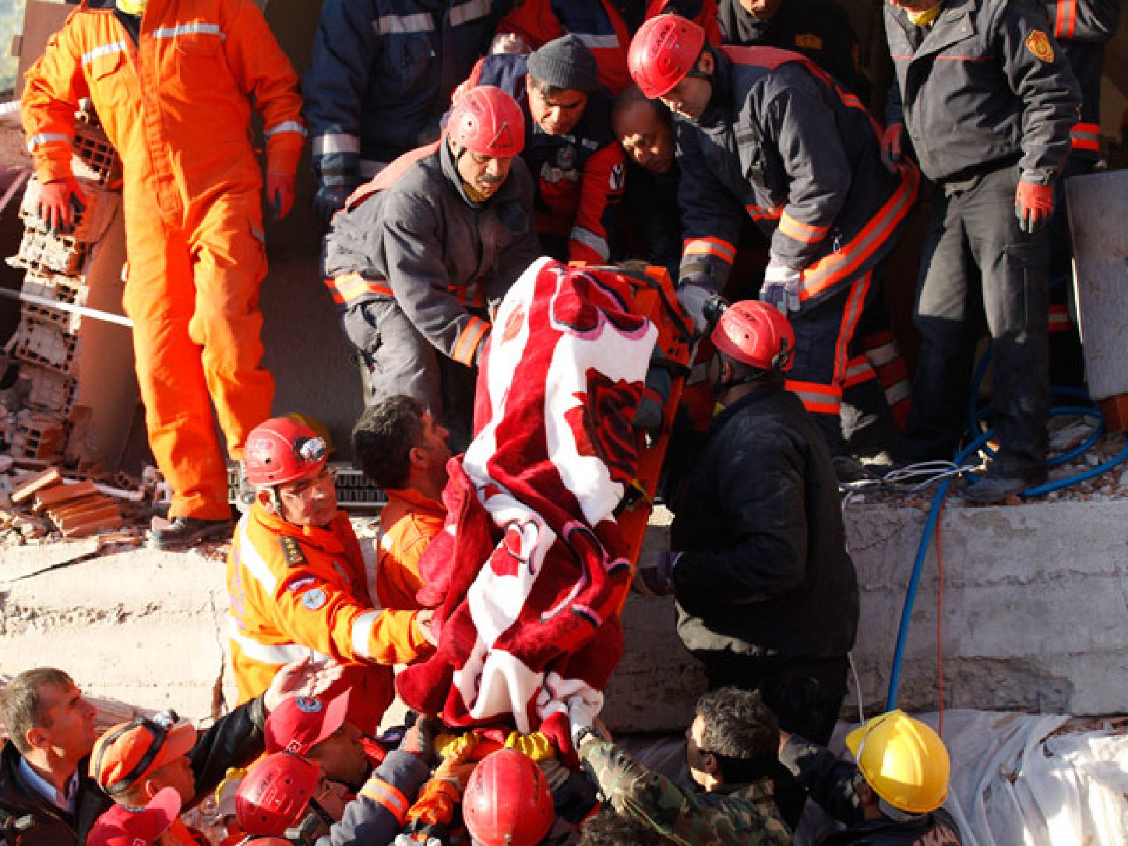 Turquía sigue buscando supervientes tras el terremoto mientras los muertos ascienden a 264