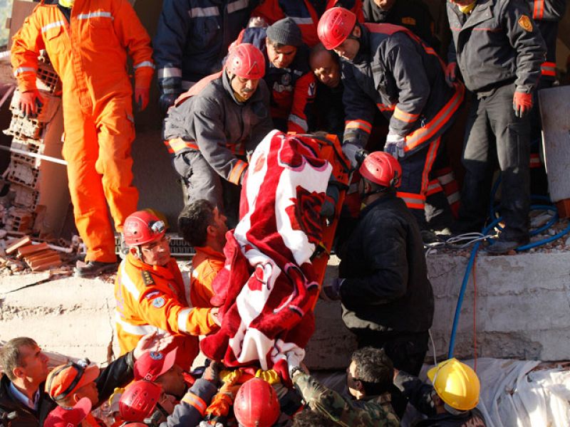 Turquía sigue buscando supervientes tras el terremoto mientras los muertos ascienden a 264