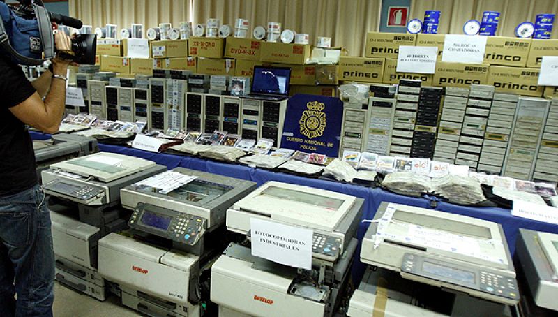   Desarticulada una banda de chinos que se dedicaba a piratear productos digitales.