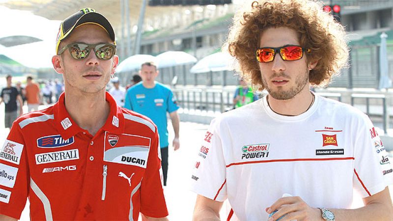 Uno de los pilotos que peor lo está pasando tras la desgraciada muerte de Marco Simoncelli es Valentino Rossi. Muchos diarios italianos se detienen en el dolor de 'Vale', destrozado por la muerte de su amigo y por la coincidencia fatal de participar 