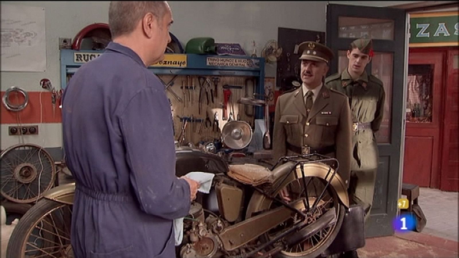 Amar en tiempos revueltos - T7 - Capítulo 35 - Manolita y Marcelino salen hacia Barcelona con Marisol - Ver ahora