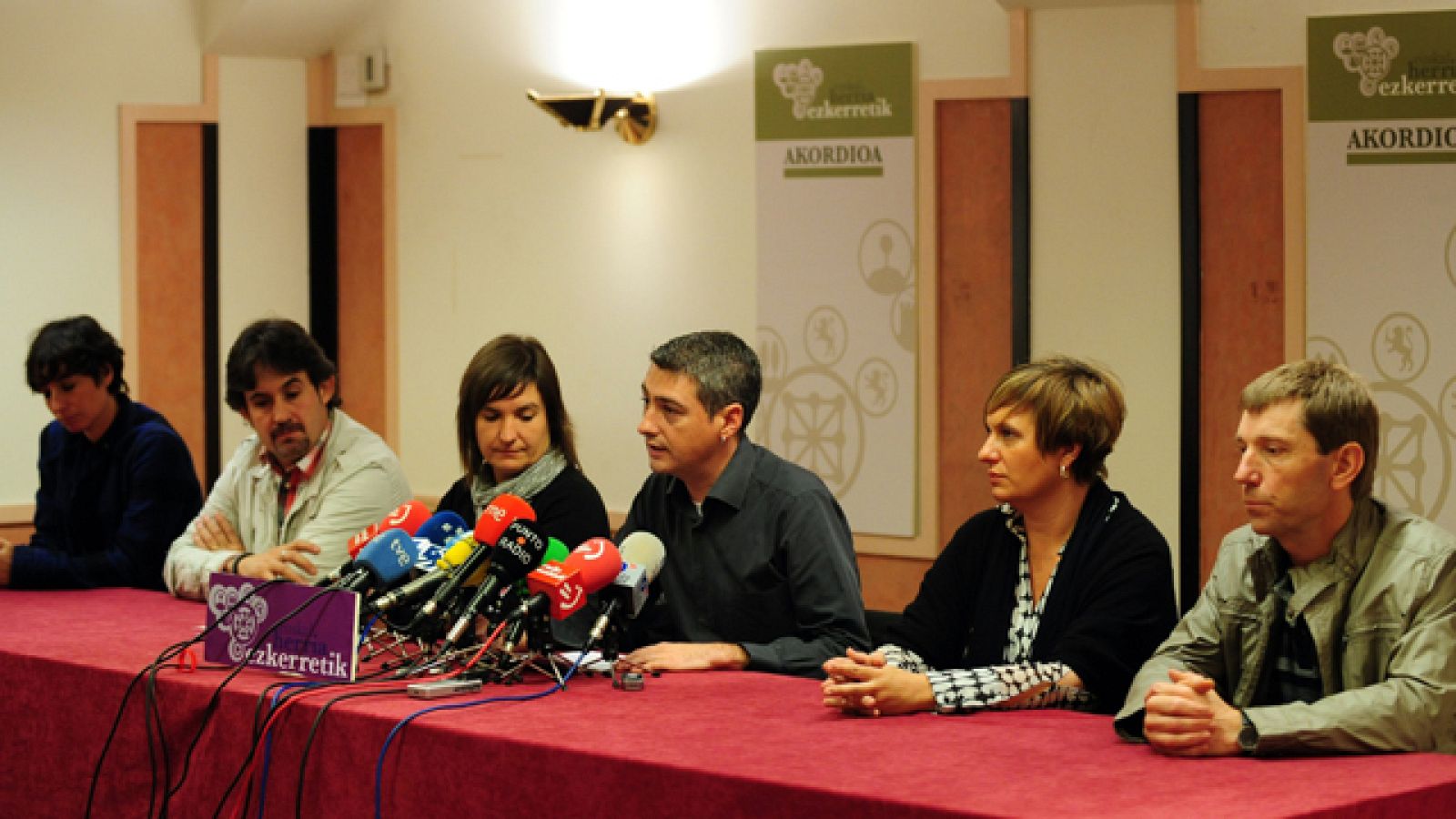 Euskadi celebra por primera vez como festivo el día de la comunidad