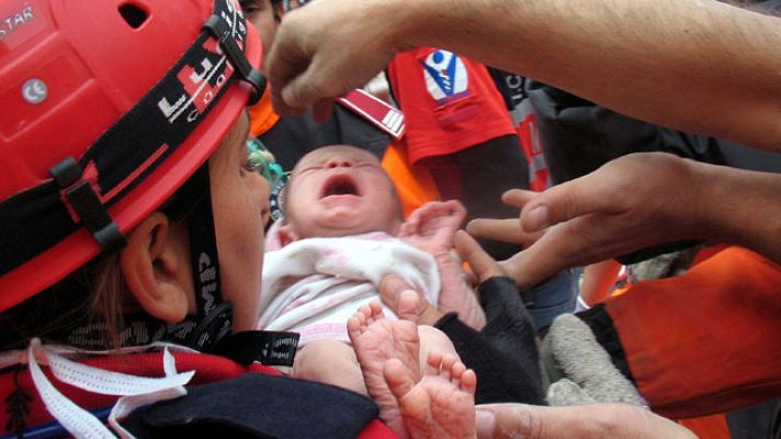 Telediario 1 - Telediario 2 en 4' - 25/10/11