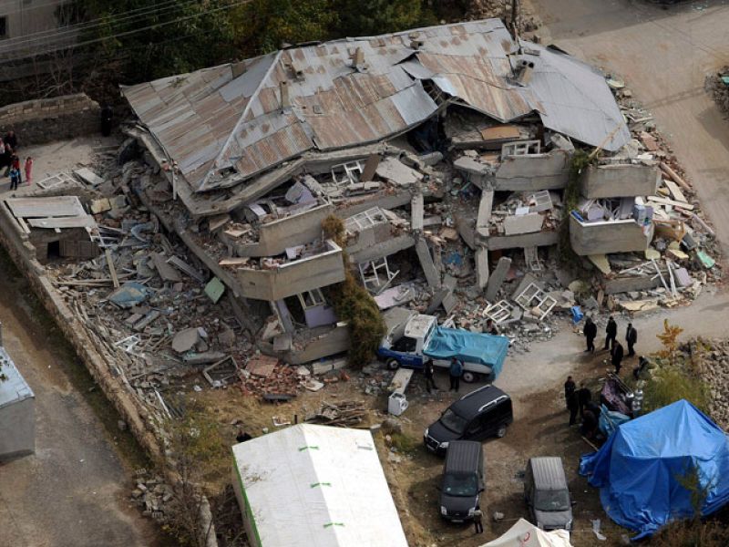 Los equipos de rescate buscan entre los escombros en Turquía por tercer día consecutivo