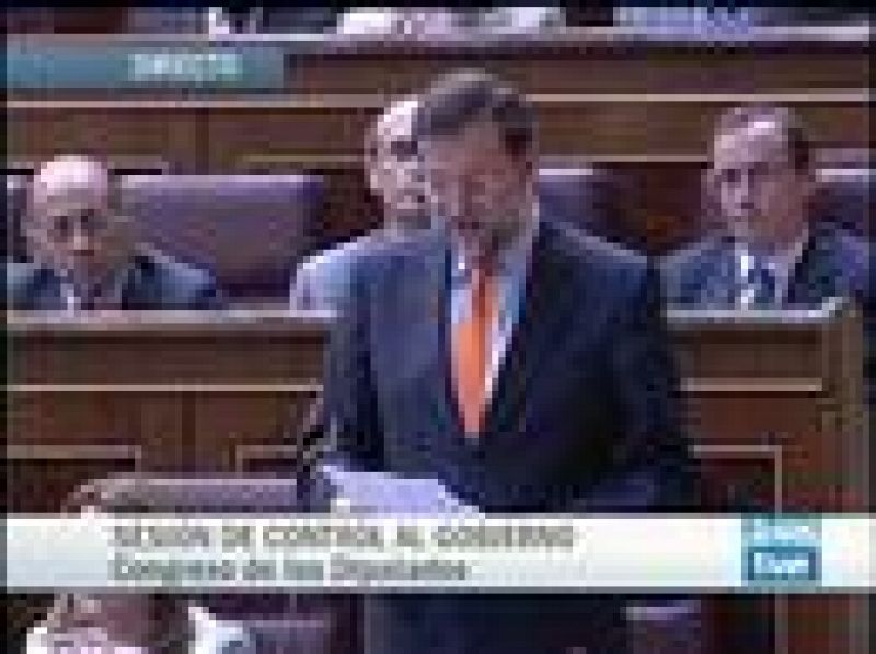  Rajoy pregunta a Zapatero sobre la situación económica. 