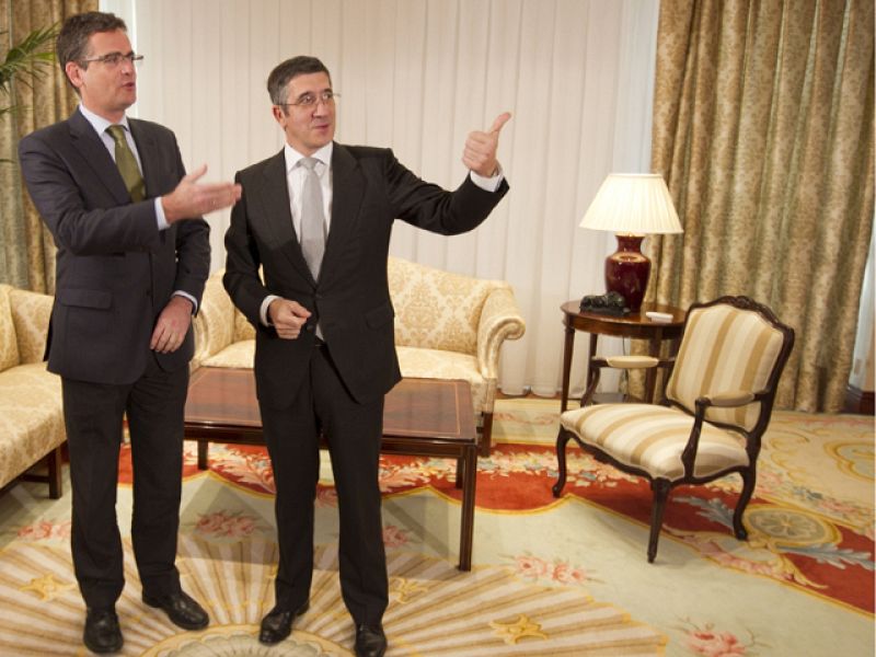 Basagoiti le pide a López que no se empiece "la casa por el tejado, haciendo la campaña a Batasuna"