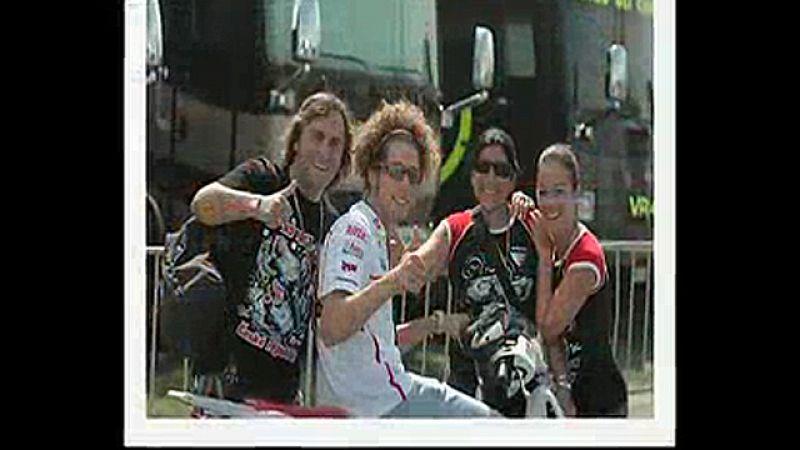 El equipo del programa Paddock GP hace un repaso a la trayectoria de Marco Simoncelli en MotoGP. El recorrido finaliza con las fotografías que los aficionados han enviado al programa junto a Marco Simoncelli. En ninguna se puede encontrar al fallecid