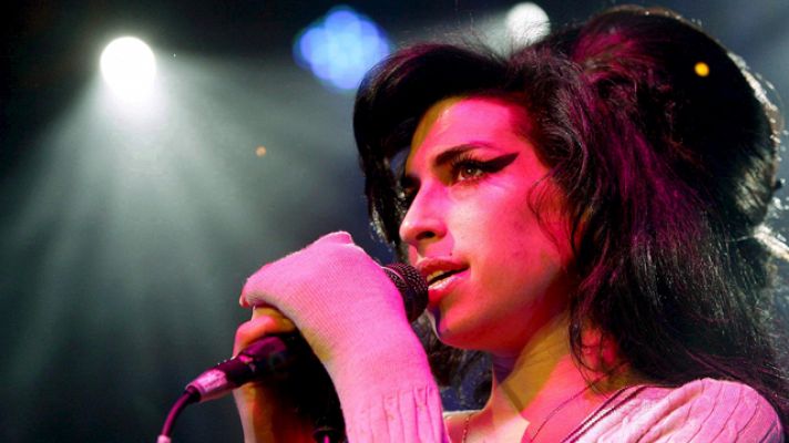 Amy Winehouse murió por el alcohol