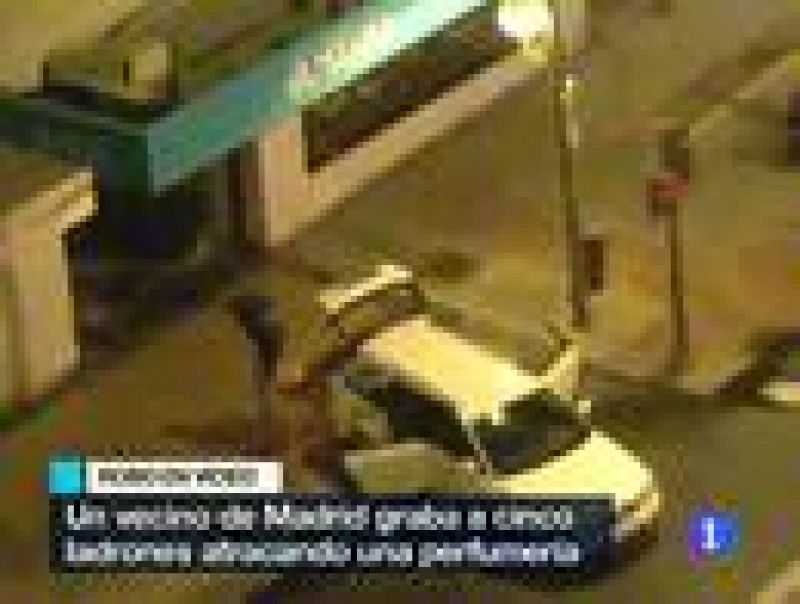 Un vecino de Madrid ha grabado a unos ladrones robando en una perfumería