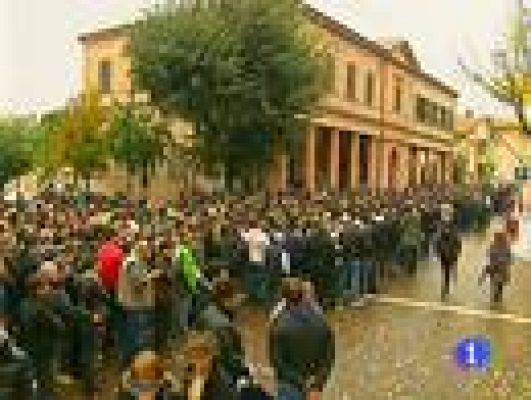 Telediario 1 - Largas colas para despedir a 'Sic'