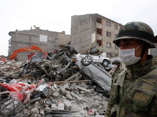 Telediario 1 - Los supervivientes del terremoto en Turquía hacen frente ahora a las primeras nevadas