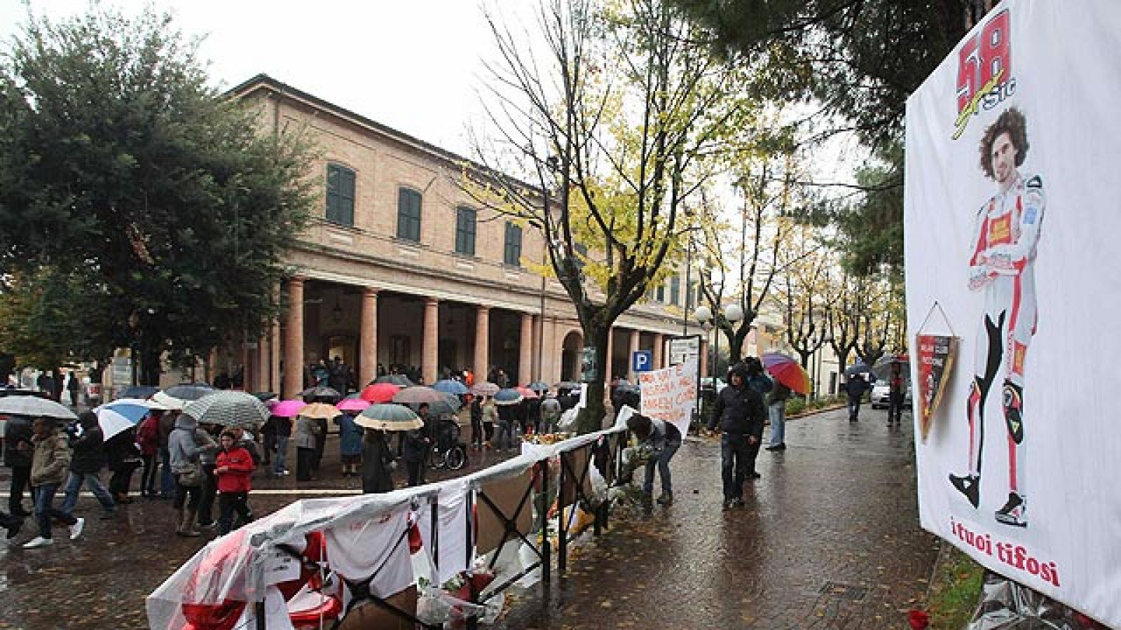 Simoncelli, siempre acompañado | Ver