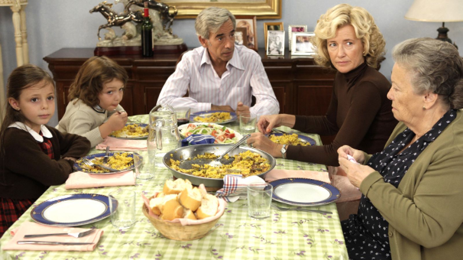 Herminia está ilusionada con la idea de que, algún día, Inés y Alberto sean pareja. El joven doctor le encanta para su nieta porque "aunque los ingenieros cobren más, donde esté un doctor....", afirma la abuela de los Alcántara.