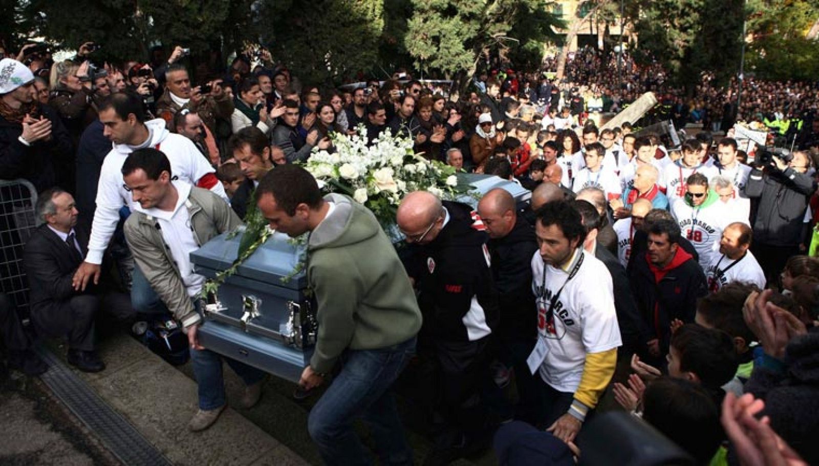 Coriano despide a Marco Simoncelli con un funeral en el que el pueblo del piloto se ha volcado. Numerosas caras del mundo del motociclismo han dado su pésame a la familia