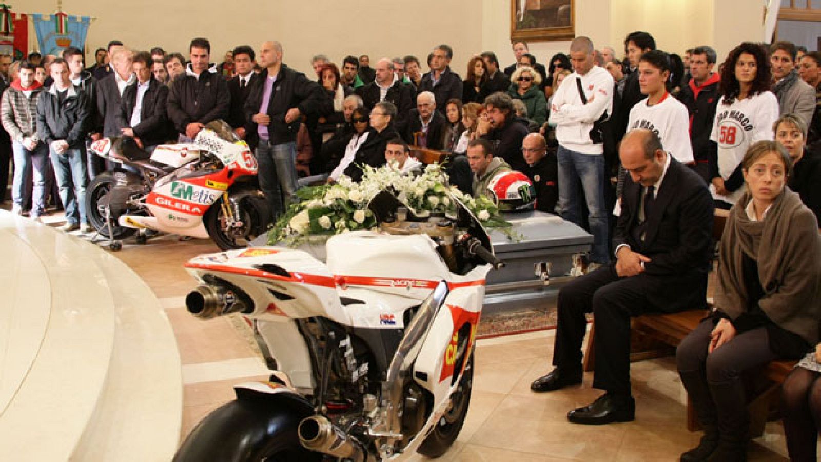 Multitudinario funeral de Marco Simoncelli 
