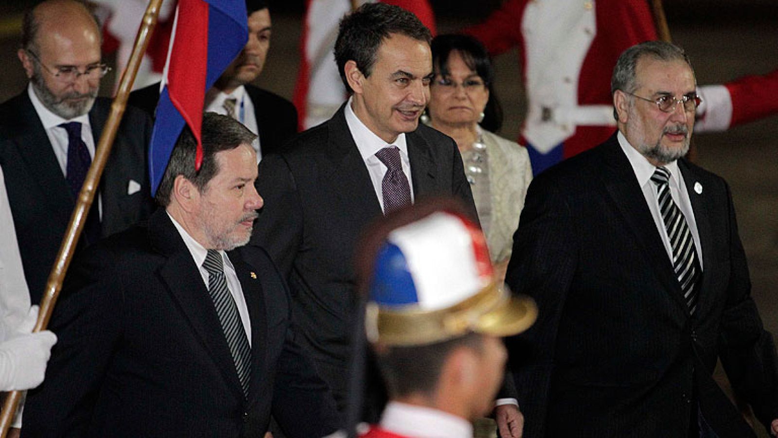 Zapatero ha llegado a la capital de Paraguay poco antes de que lo hicieran los reyes.