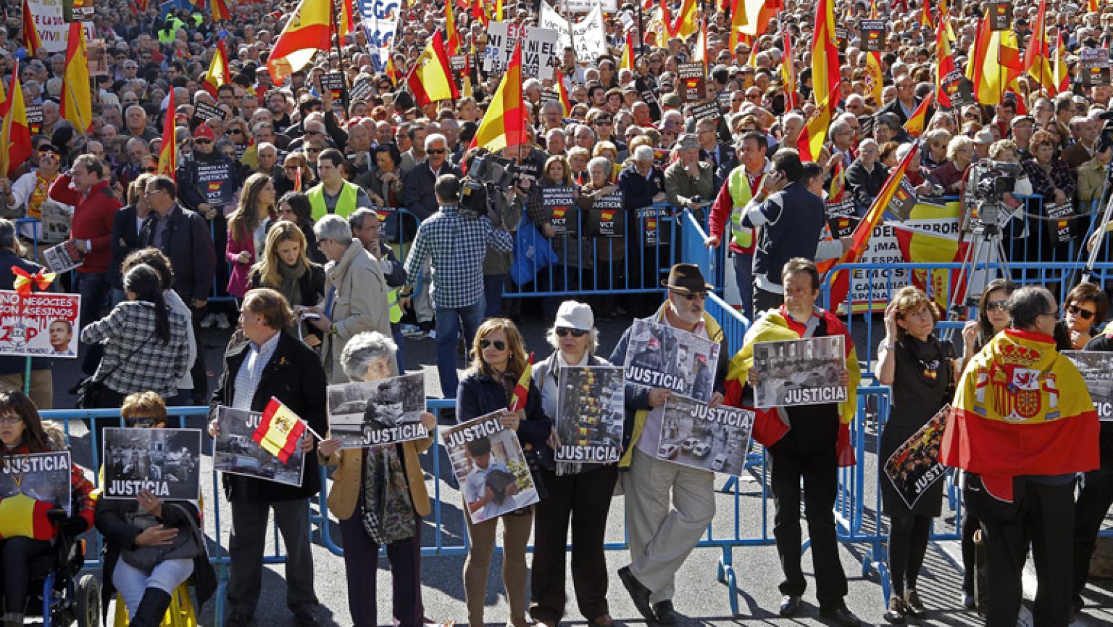 Concentración en Madrid de algunas asociaciones de víctimas contra el terrorismo para pedir justicia 
