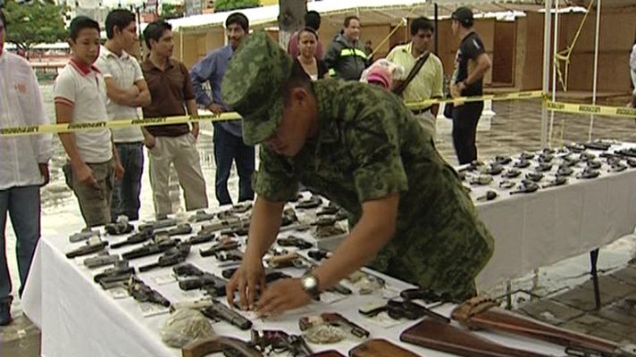 Telediario 1 - Armas a cambio de portátiles en México