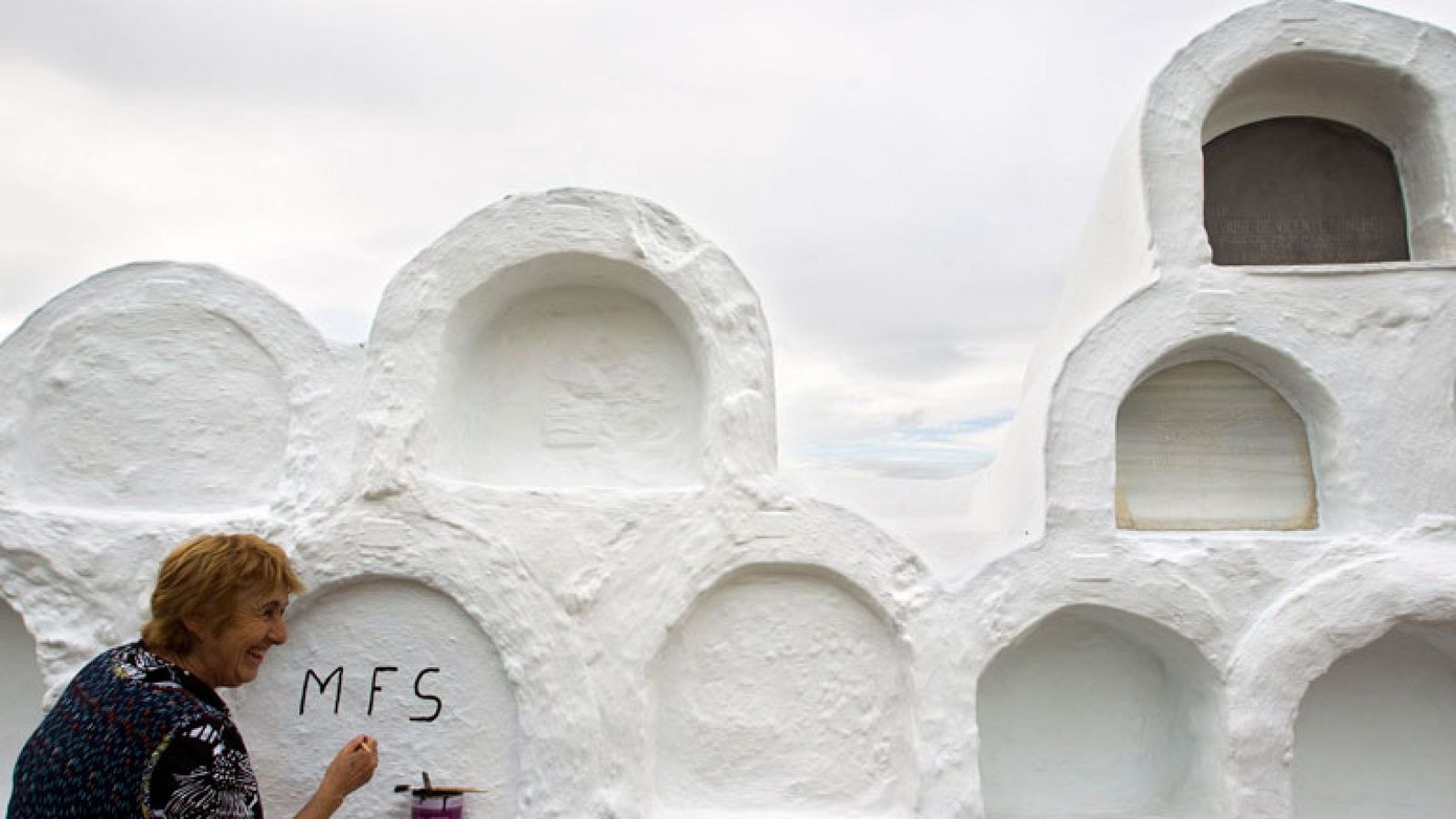 En España no existe ninguna legislación que regule  el alquilar o ceder los nichos o tumbas