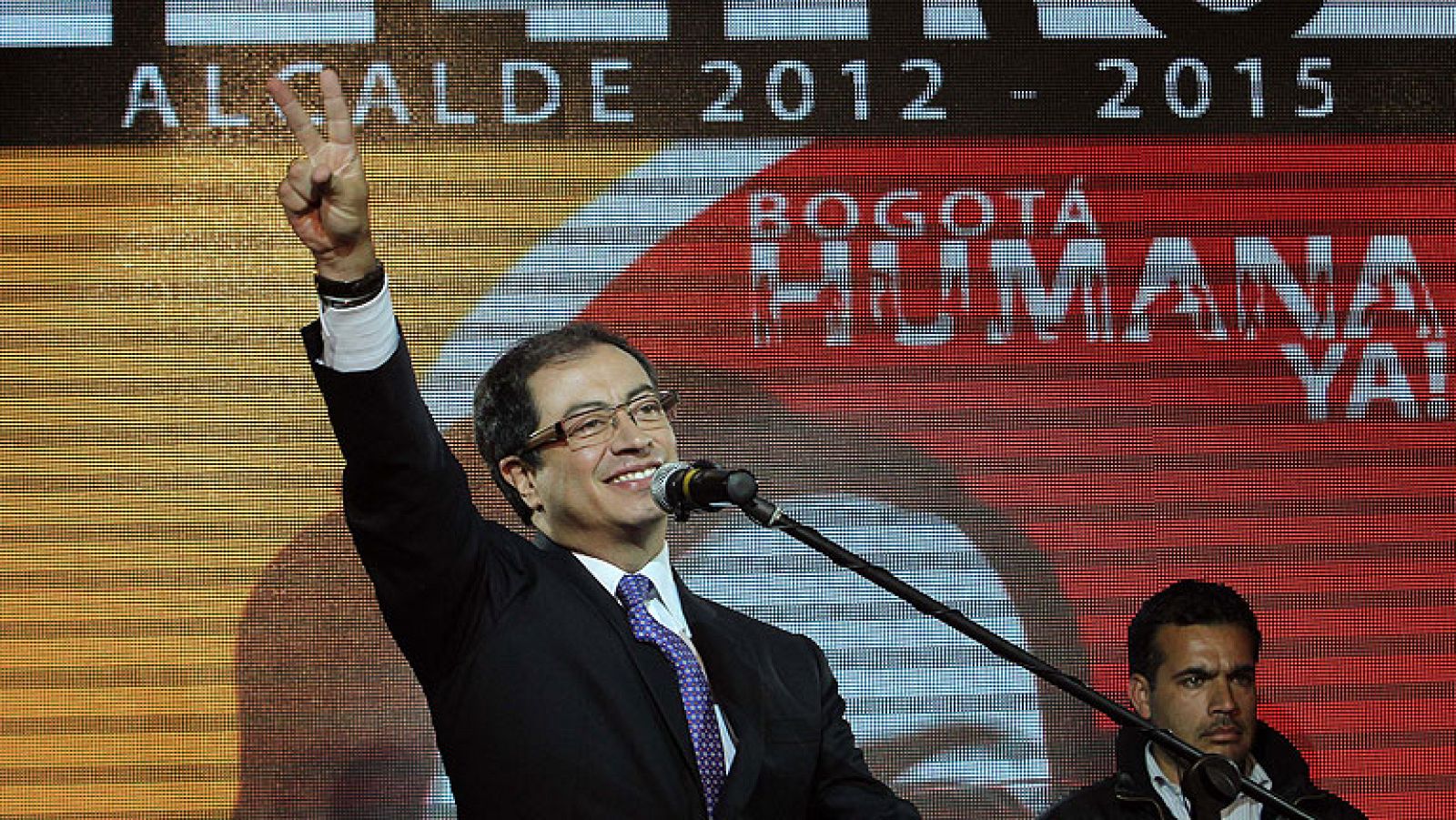  El exguerrillero del disuelto M-19 Gustavo Petro ha ganado la Alcaldía de Bogotá, mientras el Partido Liberal se hizo con gran parte de las gobernaciones y alcaldías de Colombia, arrinconando a los aspirantes del oficialista Partido de la U.
