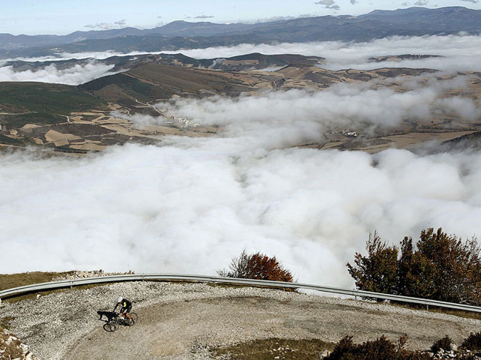 La Agencia Estatal de Meteorología (Aemet) prevé para hoy, lunes, intervalos nubosos en el área mediterránea, con posibilidad de algún chubasco débil y aislado, ocasionalmente con tormenta, y temperaturas con pocos cambios en la Península
