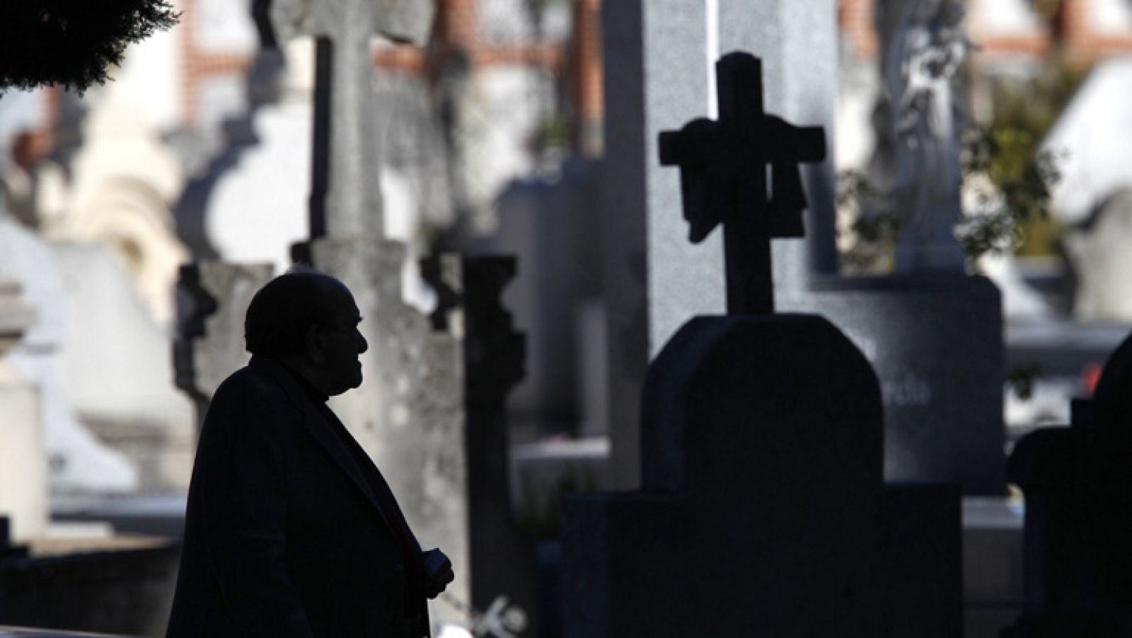 Los cementerios empiezan a llenarse en la víspera del Día de Todos los Santos