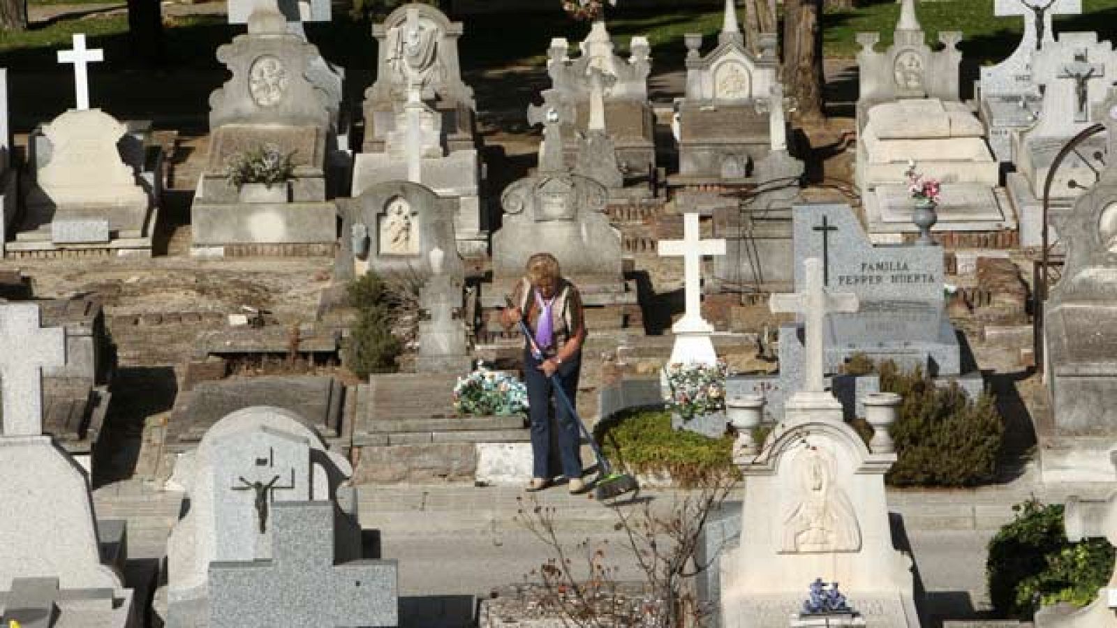 Más Gente - Miles de personas visitan los cementerios en Todos los Santos