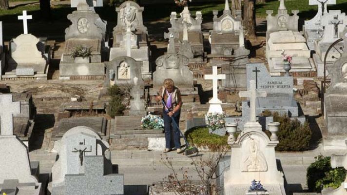 +Gente - Miles de visitantes en cementerios