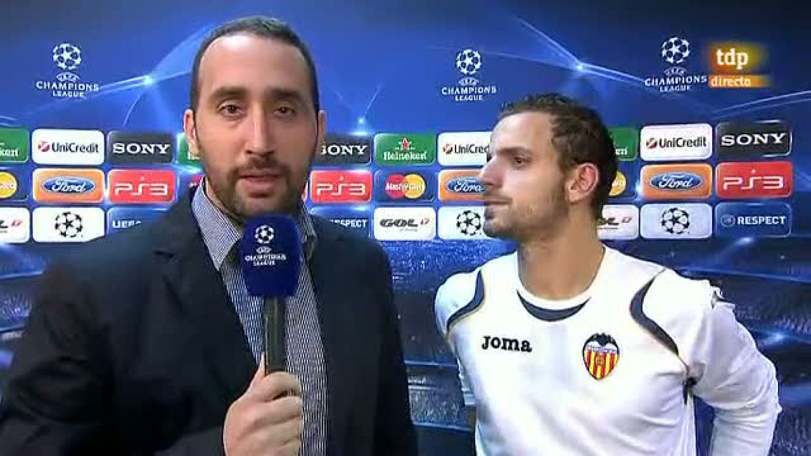 El jugador del Valencia Roberto Soldado se mostró "muy feliz" tras  la victoria de su equipo ante el Bayer Leverkusen (3-1), con gol  incluido, y explicó que ya tienen en el bolsillo la primera de las  tres victorias que esperan conseguir en esta fas