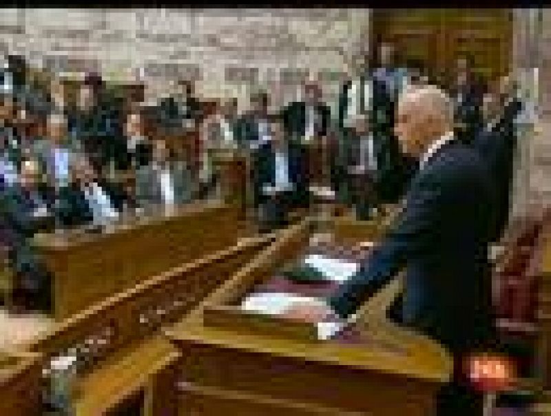  A pesar de revuelo que ha generado, el primer ministro griego, Yorgos Papandreu, se reafirma en su intención de convocar la consulta.