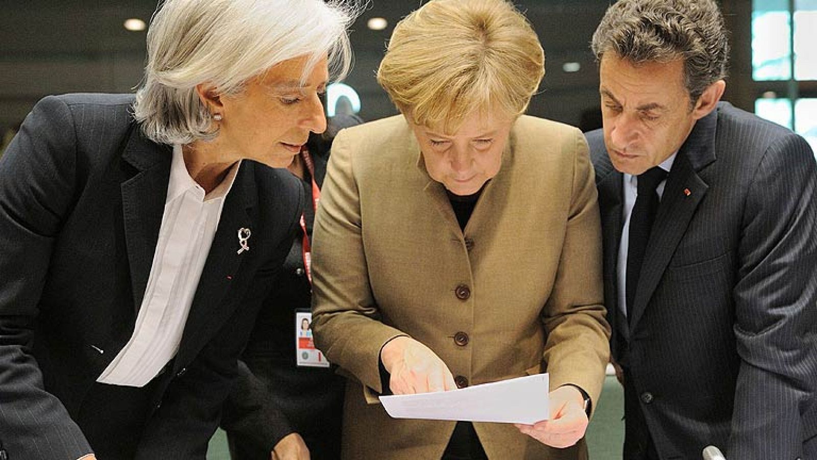 Merkel y Sarkozy presionan a Papandréu para que retire el referéndum sobre el segundo rescate