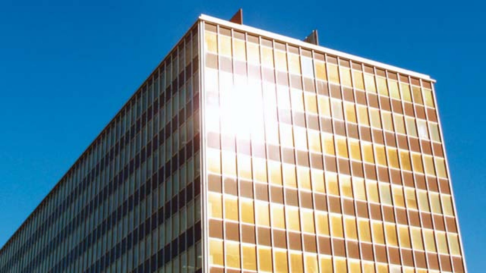 Single "Clint Eastwood", incluido en el álbum 'Lamparetes' de Antònia Font. Publicado en 2011, es uno de los Discos del año 2011 de TVE