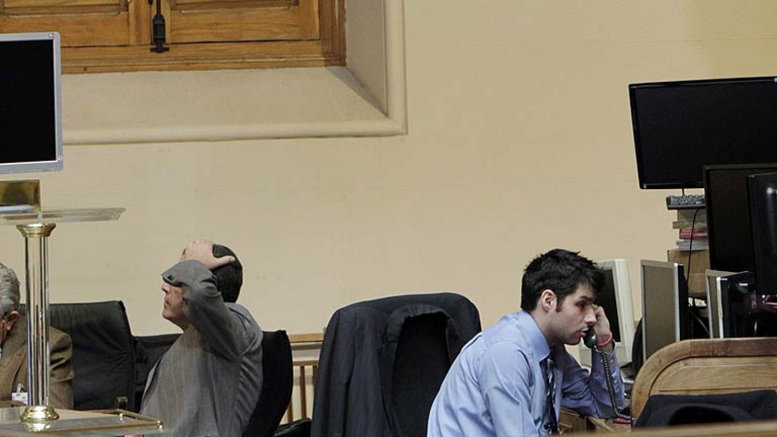 El Ibex-35 se tiñe de rojo tras el rebote inicial por la incertidumbre sobre el referéndum griego