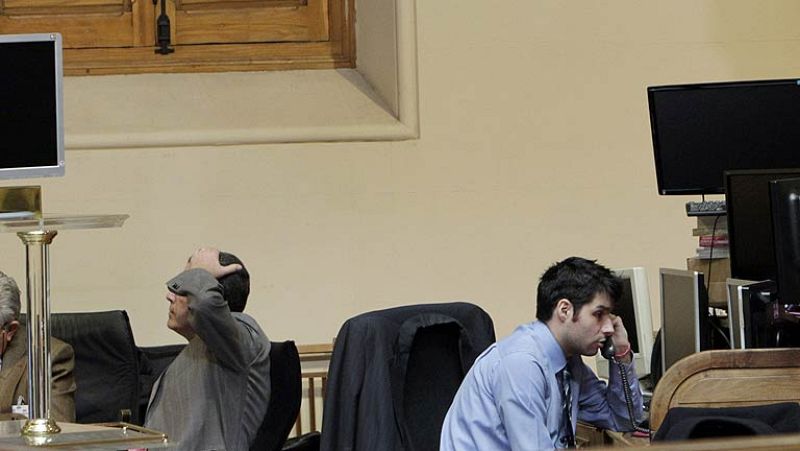 El Ibex-35 se tiñe de rojo tras el rebote inicial por la incertidumbre sobre el referéndum griego