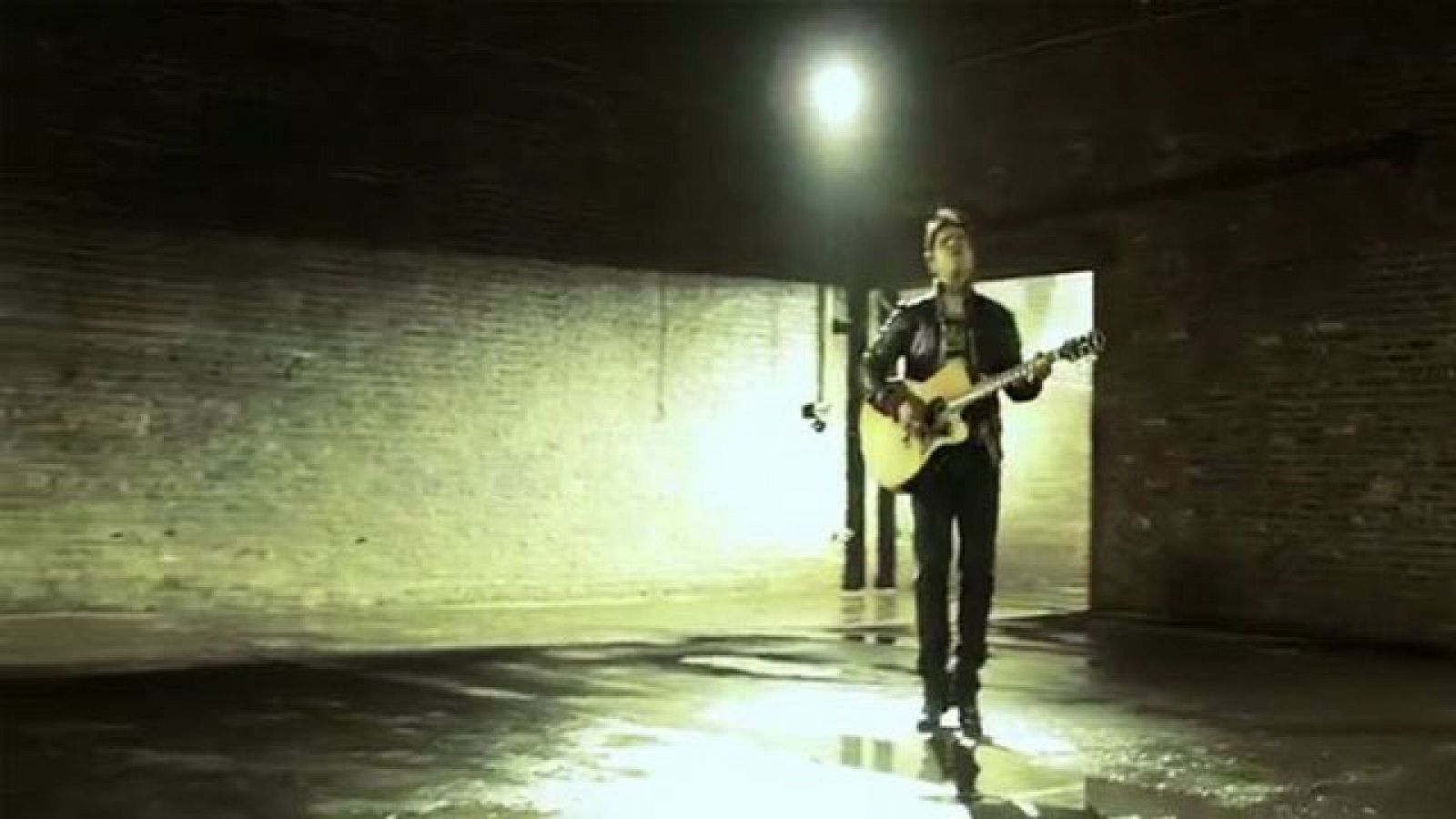 Single "Gritar", incluido en el álbum 'Tierra firme' de Luis Fonsi. Es uno de los Discos del año 2011 de TVE