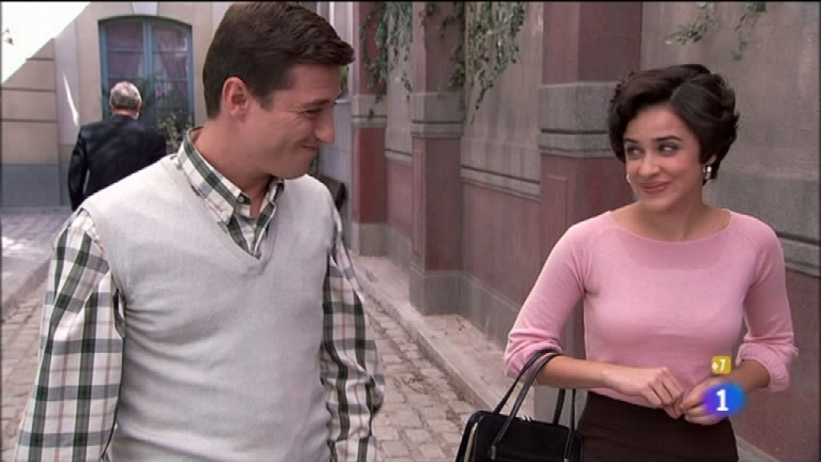 Amar en tiempos revueltos - T7 - Capítulo 42 - Amina convence a Cecilia de que cambie de actitud para ganarse a su padre - Ver ahora