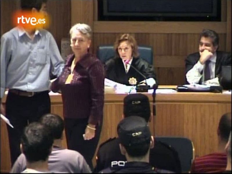 La viuda de Múgica acude a declarar y sostiene la mirada al exjefe de ETA Txapote