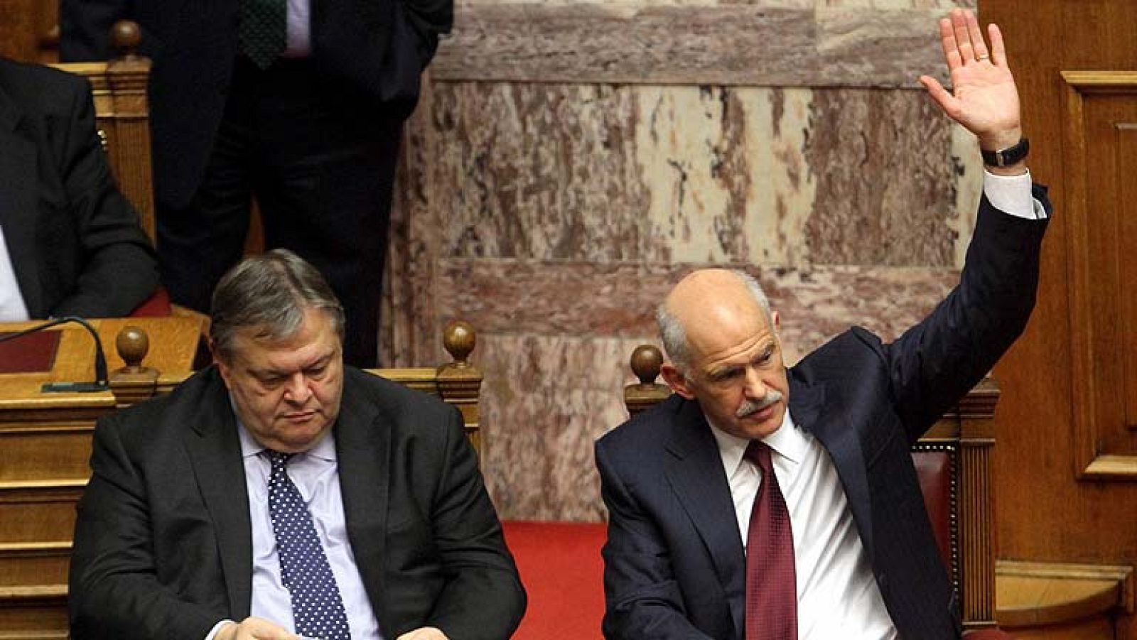 Papandréu supera el voto de confianza aunque ofrece su relevo en un gobierno de unidad | Ver