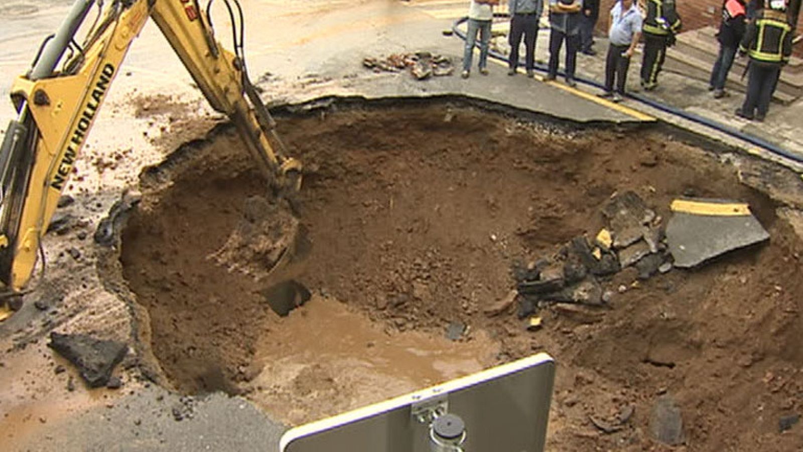 Un hundimiento parcial de la calle obliga a evacuar a ocho familias en Barcelona