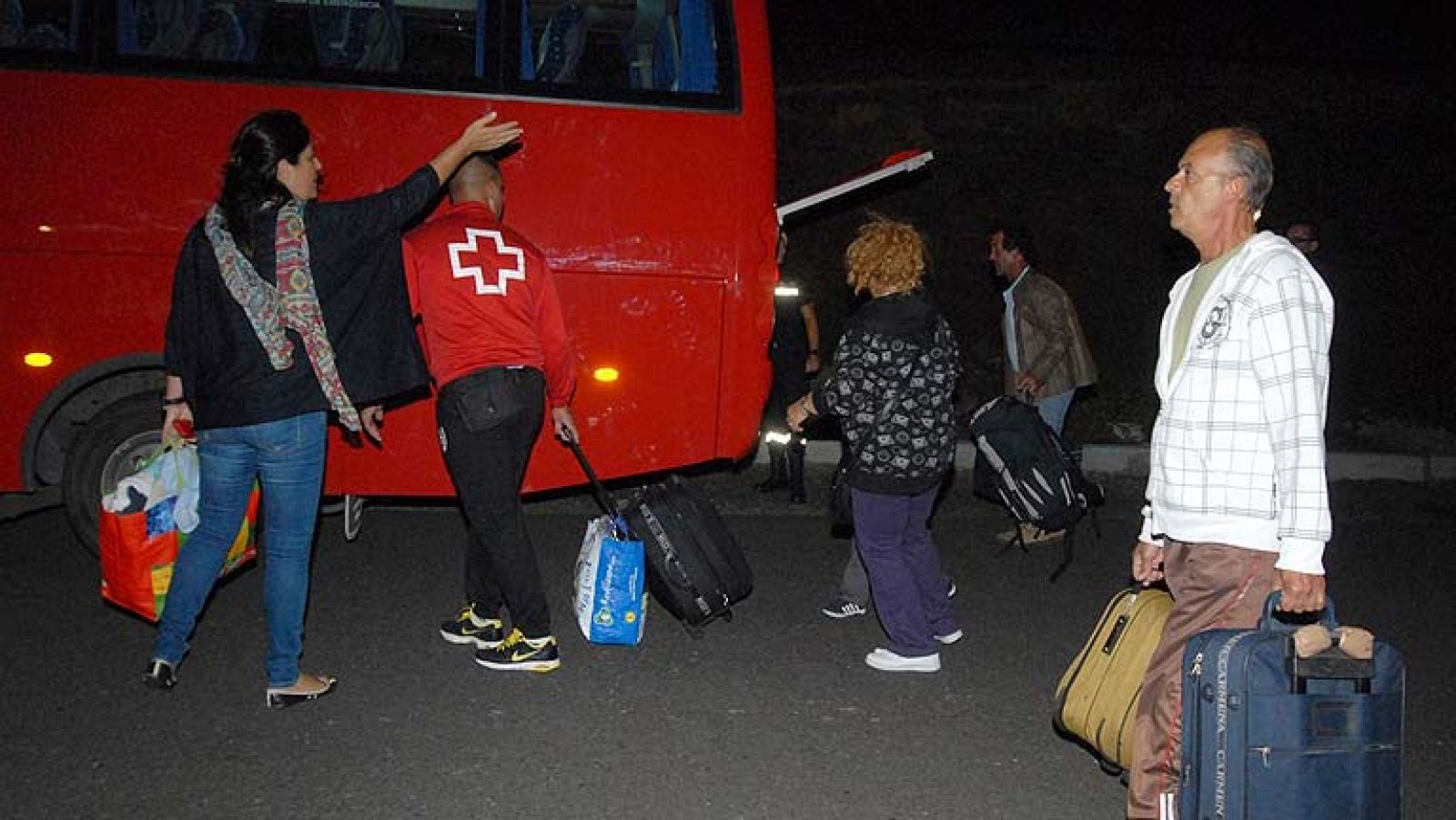 Más de 300 evacuados en El Hierro por la erupción del volcán - Informativo 24h | Ver